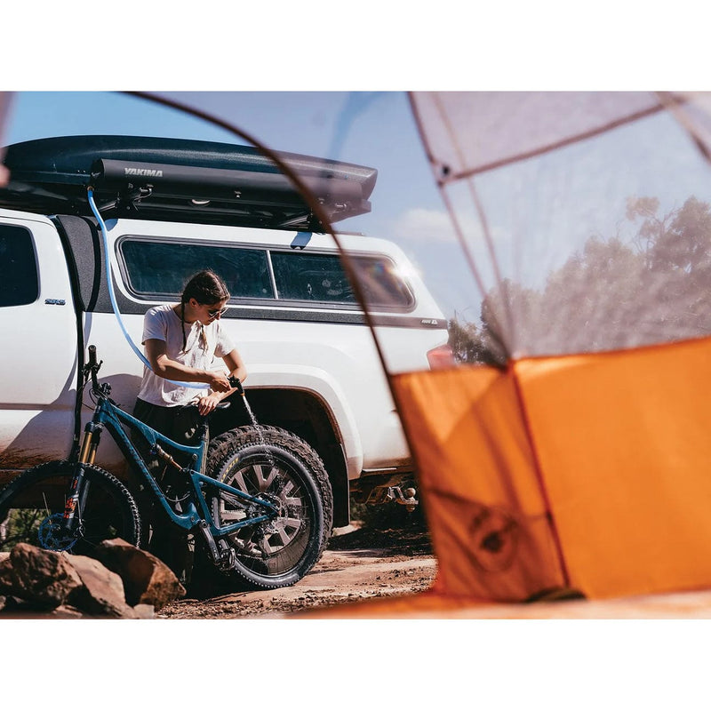 Load image into Gallery viewer, Yakima RoadShower 4G - 4 Gallon Road Shower